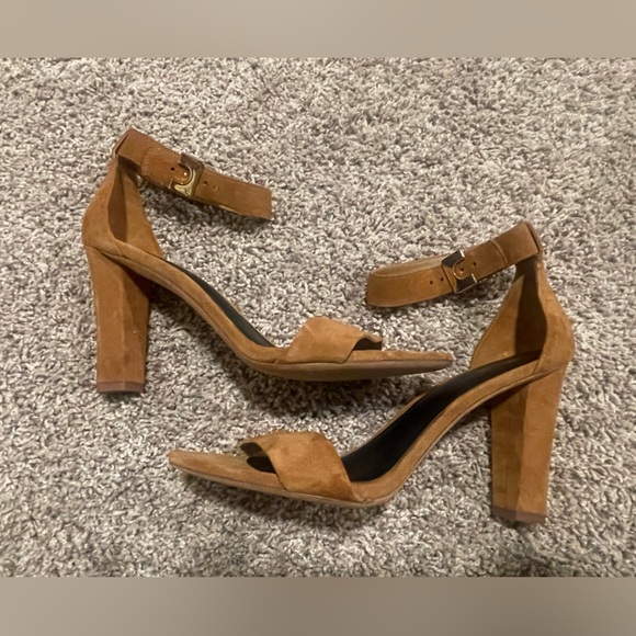Tan/Nude Diane Von Furstenberg block heel sandle w/ gold buckle detail - Picture 2 of 4